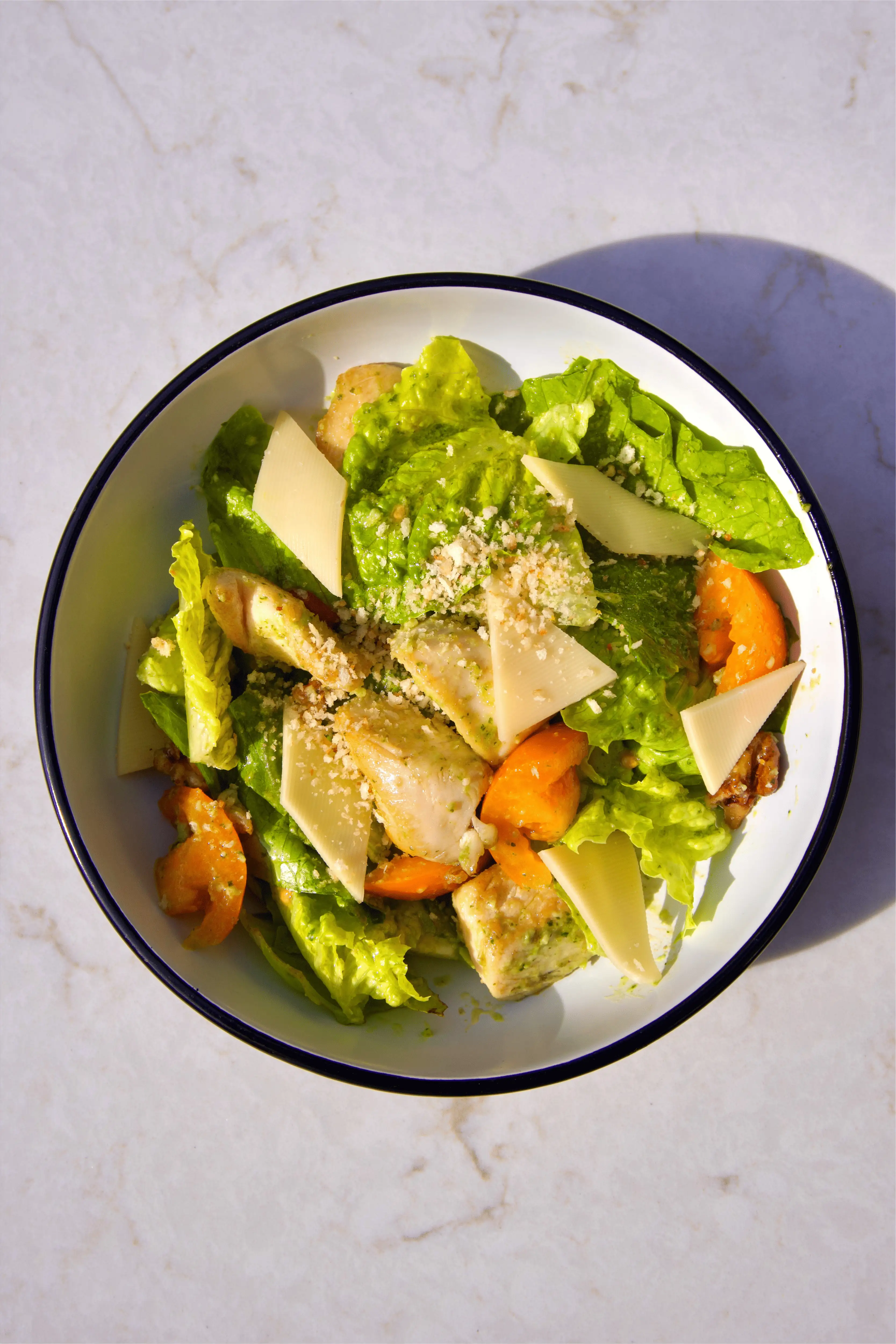 Салат с куриной грудкой гриль